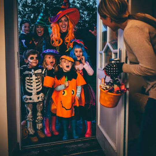 Halloween: Tradisi Memberikan Permen dan Coklat Kepada Anak-anak Tanggal 31 Oktober.