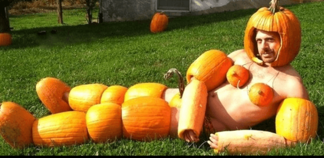 Kostum Halloween Yang Bikin Geleng Geleng Kepala ( No 2 Bikin Melotot )