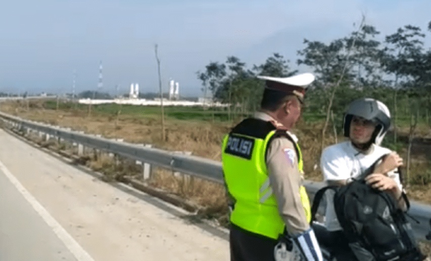 Ngakak! Ikuti Arahan Google Maps, Bule Prancis Masuk Tol Naik Motor