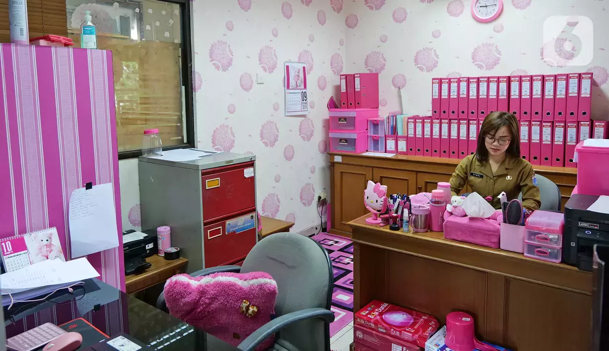Unik Gan! Ruang Kerja PNS di Kelurahan Rawa Bunga Ini Serba Pink