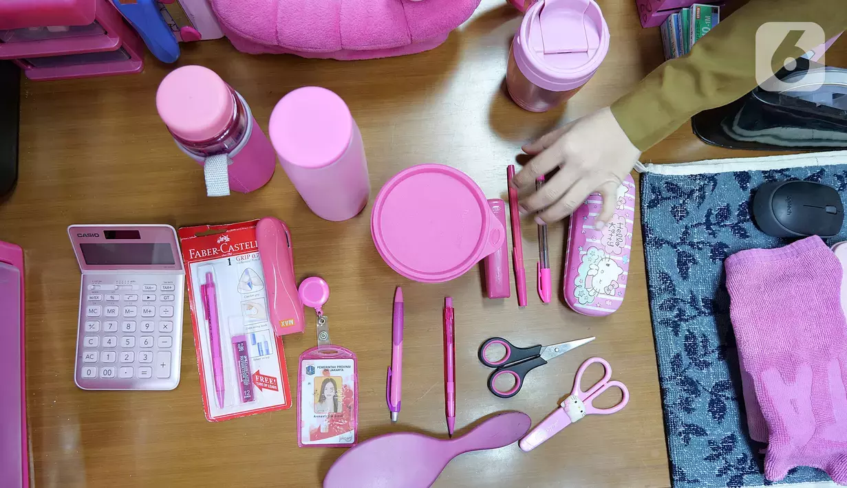 Unik Gan! Ruang Kerja PNS di Kelurahan Rawa Bunga Ini Serba Pink