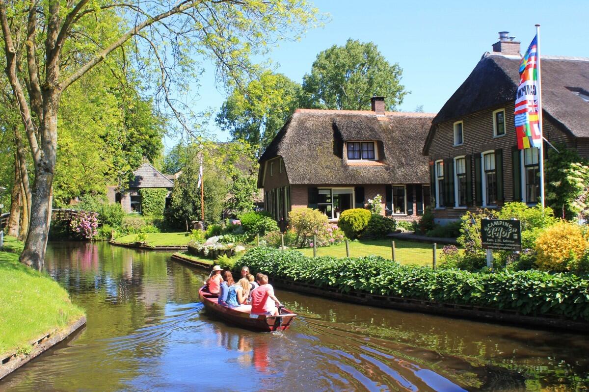 Indahnya Desa Giethoorn, Sunyi Tanpa Jalanan dan Kendaraan Bermotor