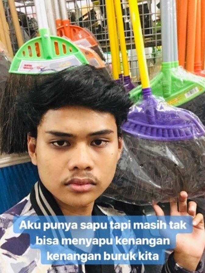 Viral Pemuda Bucin Ekspresi Galau, Gunakan Benda Supermarket! Kok Gak Malu ya? 