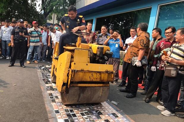 Bea Cukai Bandara Soetta Lindas Ribuan HP Tanpa Cukai dengan Alat Berat