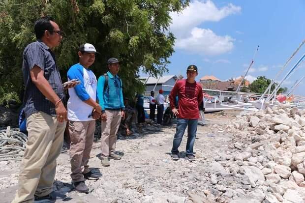 Bupati Suwirta Tinjau Proyek Pembuatan Tanggul