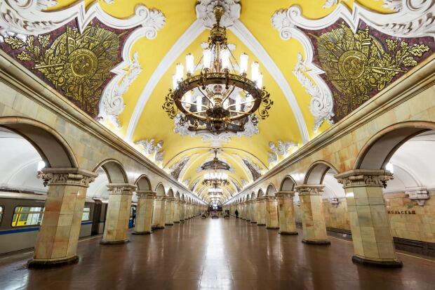 Bukan Hotel Atau Museum, Stasiun Kereta Bawah Tanah Ini Cantik Banget!