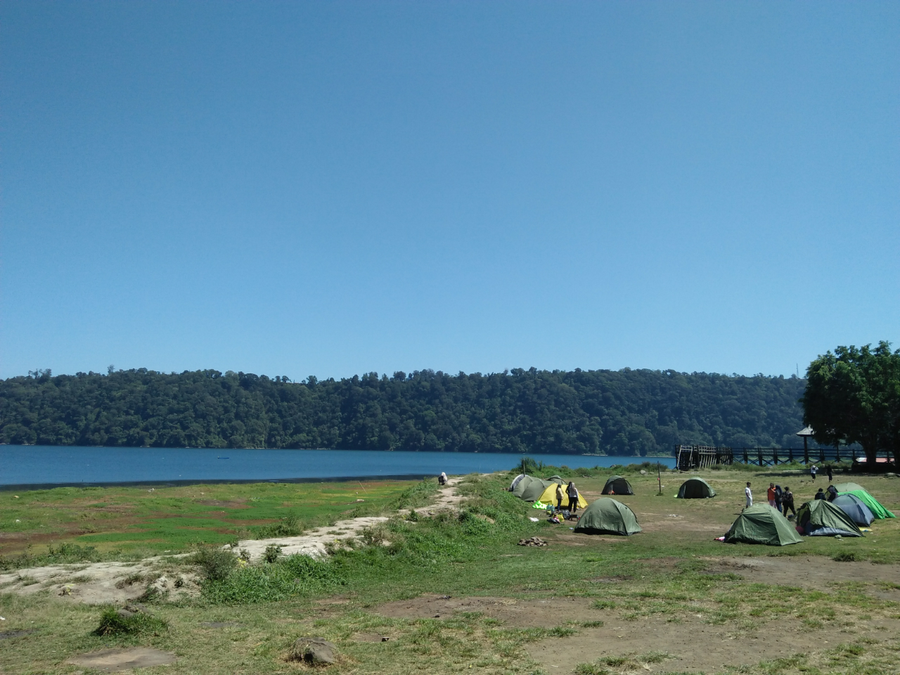 Danau Buyan, Pesona Alam Raya Berkemah