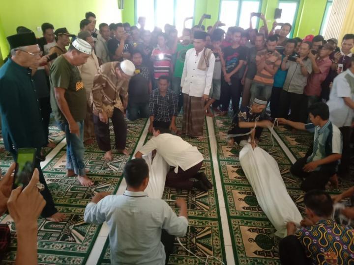Yang Bohong Akan Terkena Laknat Tuhan: Viral! Dua Keluarga Ini Lakukan Sumpah Pocong