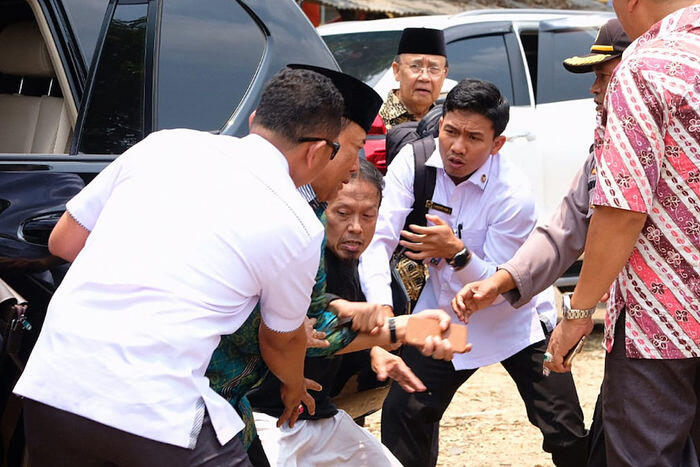 Wiranto ditusuk pria berbaju hitam