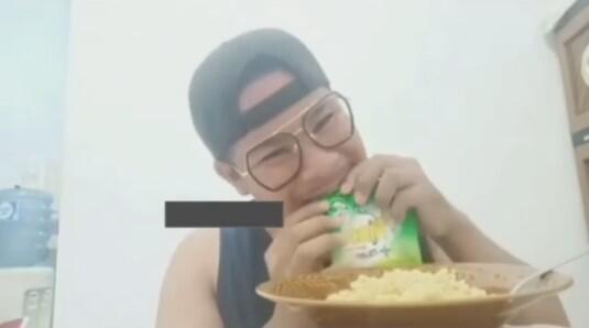Pria Ini Sengaja Mencampur Mie Goreng Dengan Deterjen, Lihat Saja Ekspresi Nikmatnya