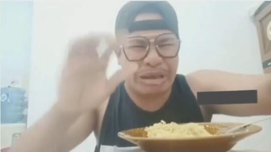 Pria Ini Sengaja Mencampur Mie Goreng Dengan Deterjen, Lihat Saja Ekspresi Nikmatnya