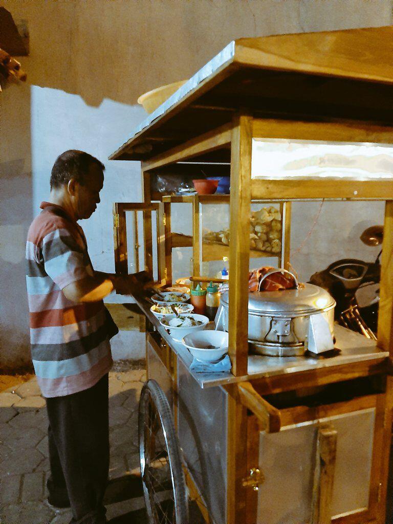 &#91;Fiktif&#93; Dulu Nyamar Jadi Tukang Bakso, Intel Ini Sukses Jadi Penjual Bakso Beneran!