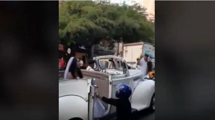 Pria Cegat Rombongan Mobil Pengantin. Ada Apa Sebenarnya?