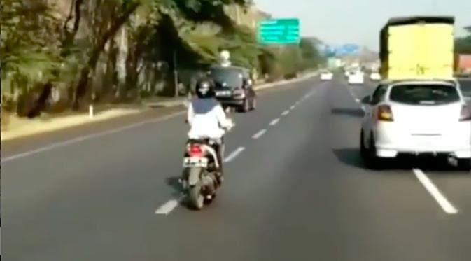 The Power Of Emak-Emak Nih Bosque, Nekat Ngebut Lewat Jalan Tol !!