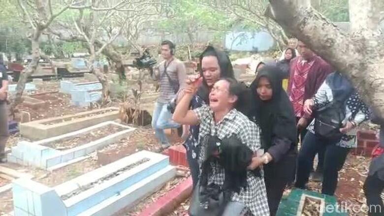 Ibunda Korban Demo Rusuh Histeris Usai Pemakaman: Anak Saya Disiksa
