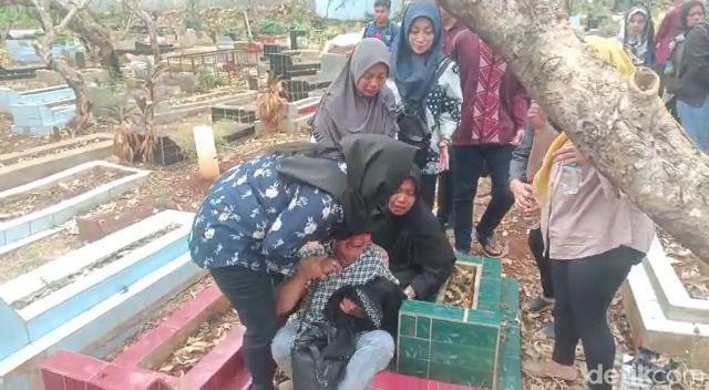 Ibunda Korban Demo Rusuh Histeris Usai Pemakaman: Anak Saya Disiksa