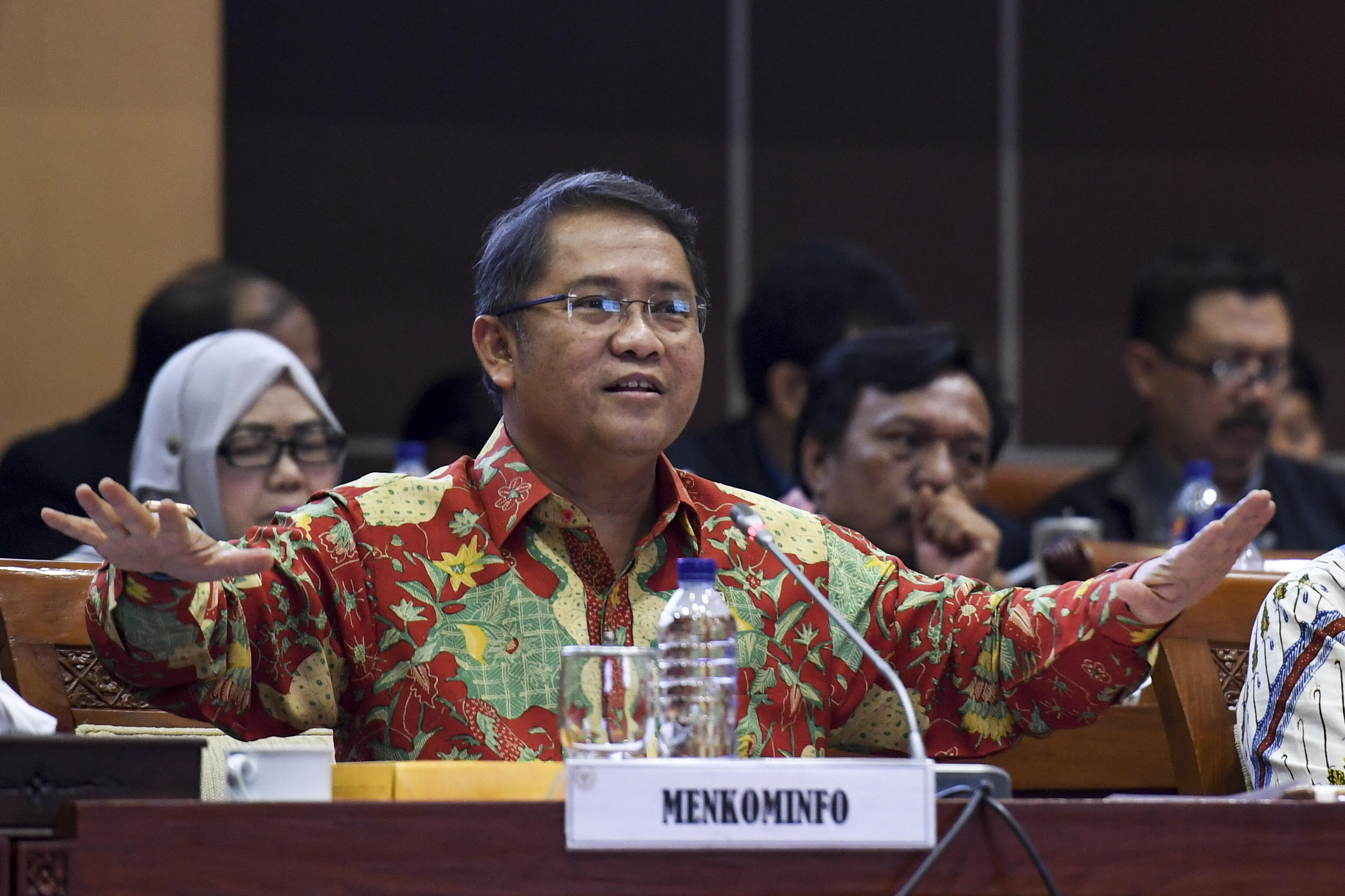 Menkominfo Imbau Masyarakat Tidak Sebar Hoaks Terkait Penusukan Menko Polhukam
