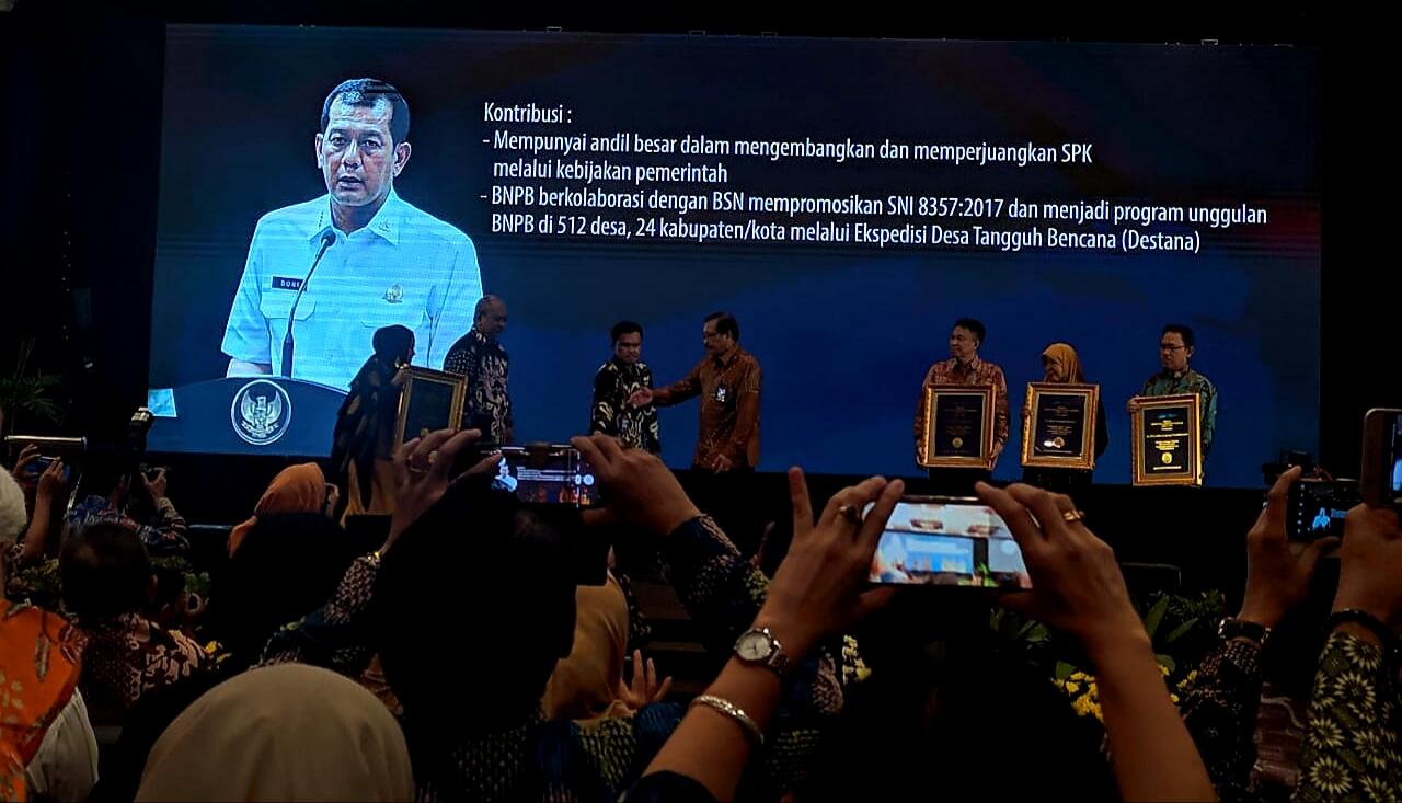 Kepala BNPB Terima Medali Tokoh Standarisasi Nasional 2019