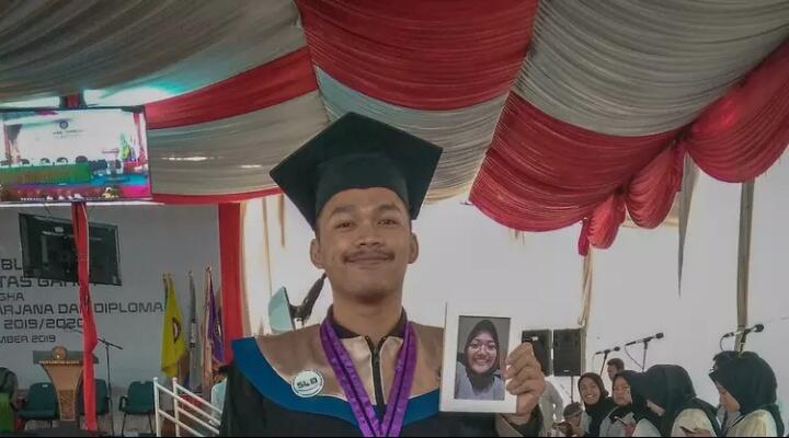 Kisah Haru Bawa Foto Pacar Yang Sudah Meninggal Ketika Wisuda.