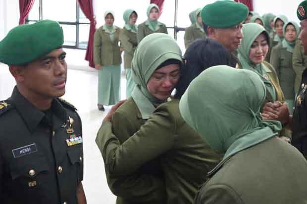 Serah Terima Jabatan, Istri Mantan Dandim 1417 Kendari Meneteskan Air Mata