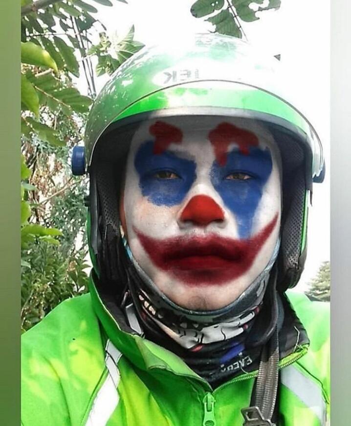 Demam Joker! 6 Cosplay Joker Paling Lucu Yang Bakal Bikin GanSis Ketawa Guling-guling