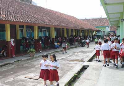 SENYUM HARAPAN GURU HONORER