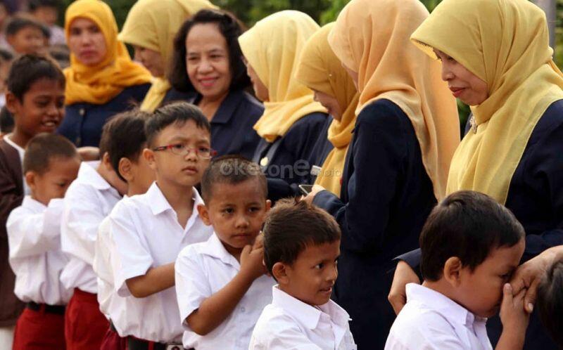 SENYUM HARAPAN GURU HONORER