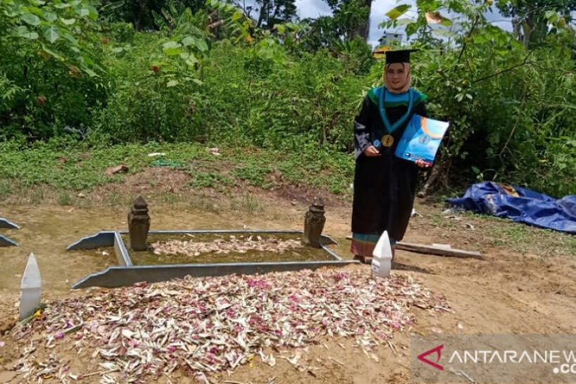 Kisah Sedih Serlika Agni, Usai Wisuda Langsung ke Makam Ayahnya