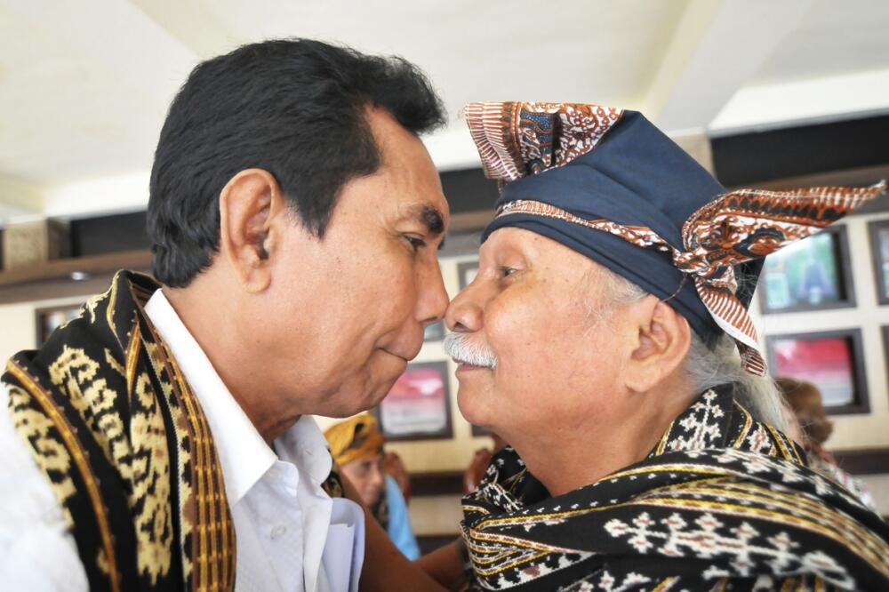 Menguak Makna Tradisi Ciuman Hidung Orang NTT