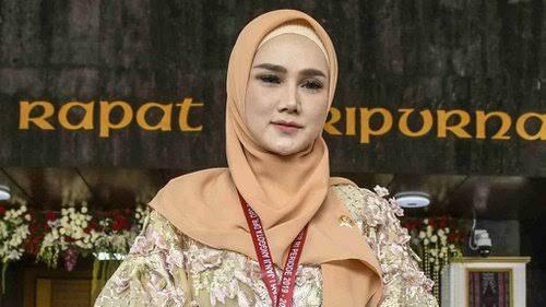 3 Selebriti Ini, Lulusan SMA Meski Stafnya S2; Mereka Anggota DPR Paling Populer