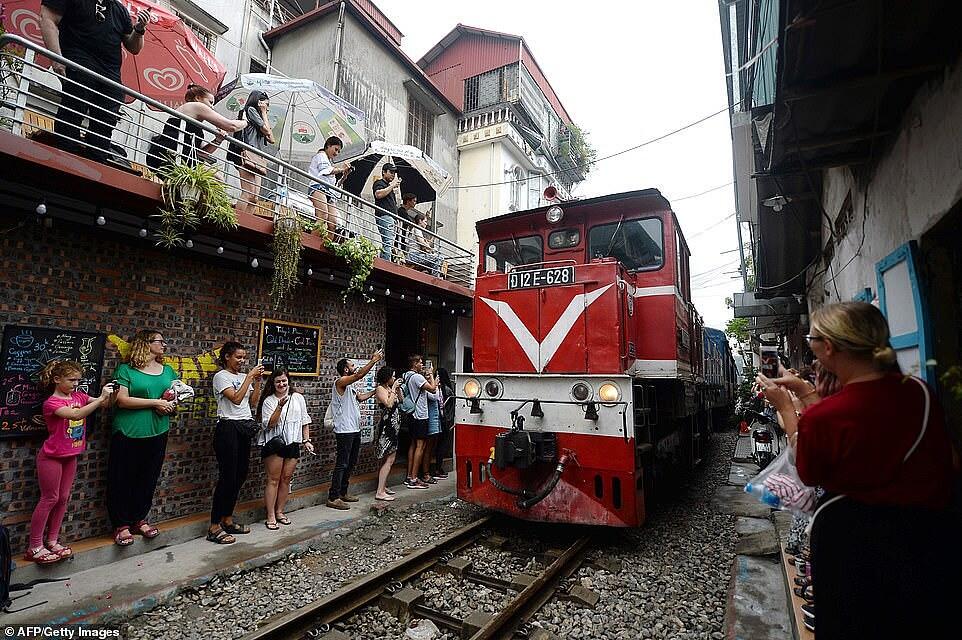 'Train Street', Jalur Kereta Instagramable di Hanoi Ini Akan Ditutup Untuk Turis Gan