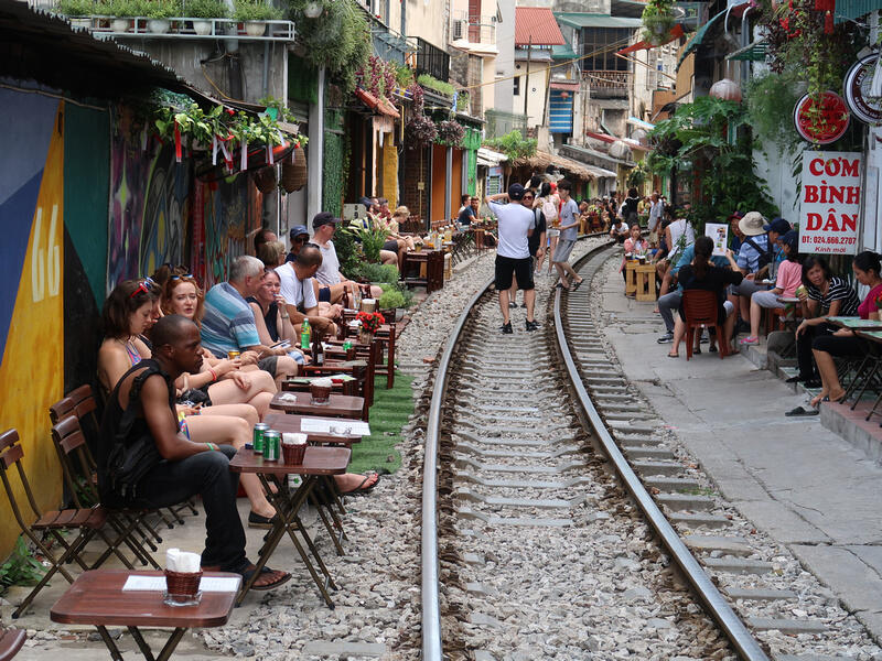 'Train Street', Jalur Kereta Instagramable di Hanoi Ini Akan Ditutup Untuk Turis Gan