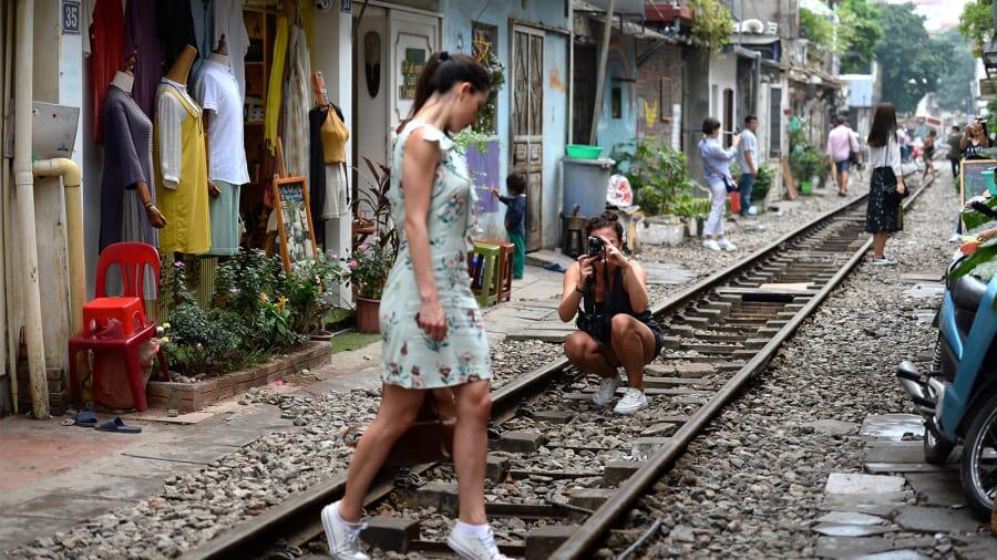 'Train Street', Jalur Kereta Instagramable di Hanoi Ini Akan Ditutup Untuk Turis Gan