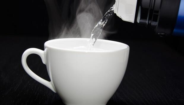 7 Manfaat Minum Air Hangat yang Tidak Anda Sangka