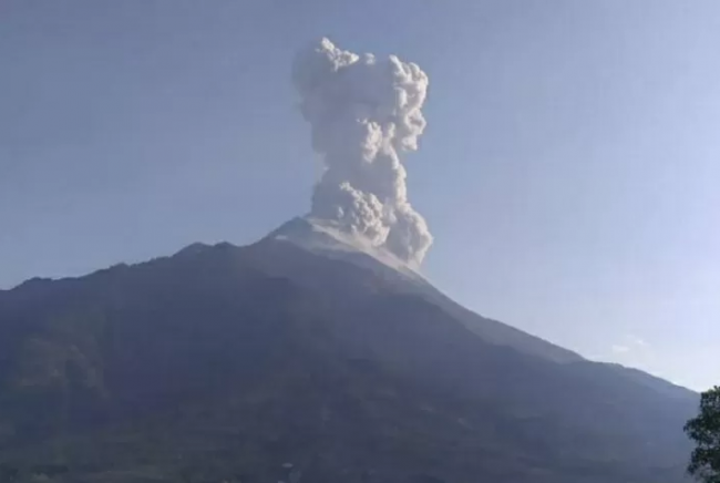 Jelang pelantikan Presiden, Gunung Merapi Kembali Meletus