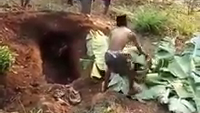 Viral! Seorang Anak di Probolinggo Membongkar Makam Ibunya, Lalu Dibawa Pulang!