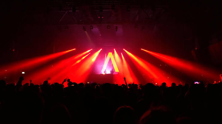Clubbing (as Habit): What Do You Expect?