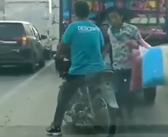 Heboh Video Viral Maling Bantal di Jalan Raya, Membuat Netijen Ingin Berkomentar! 