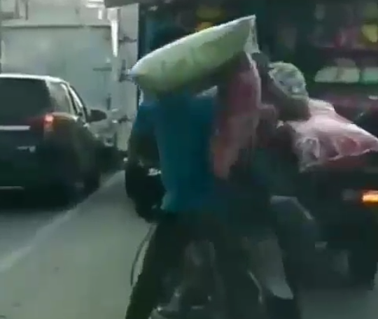 Heboh Video Viral Maling Bantal di Jalan Raya, Membuat Netijen Ingin Berkomentar! 