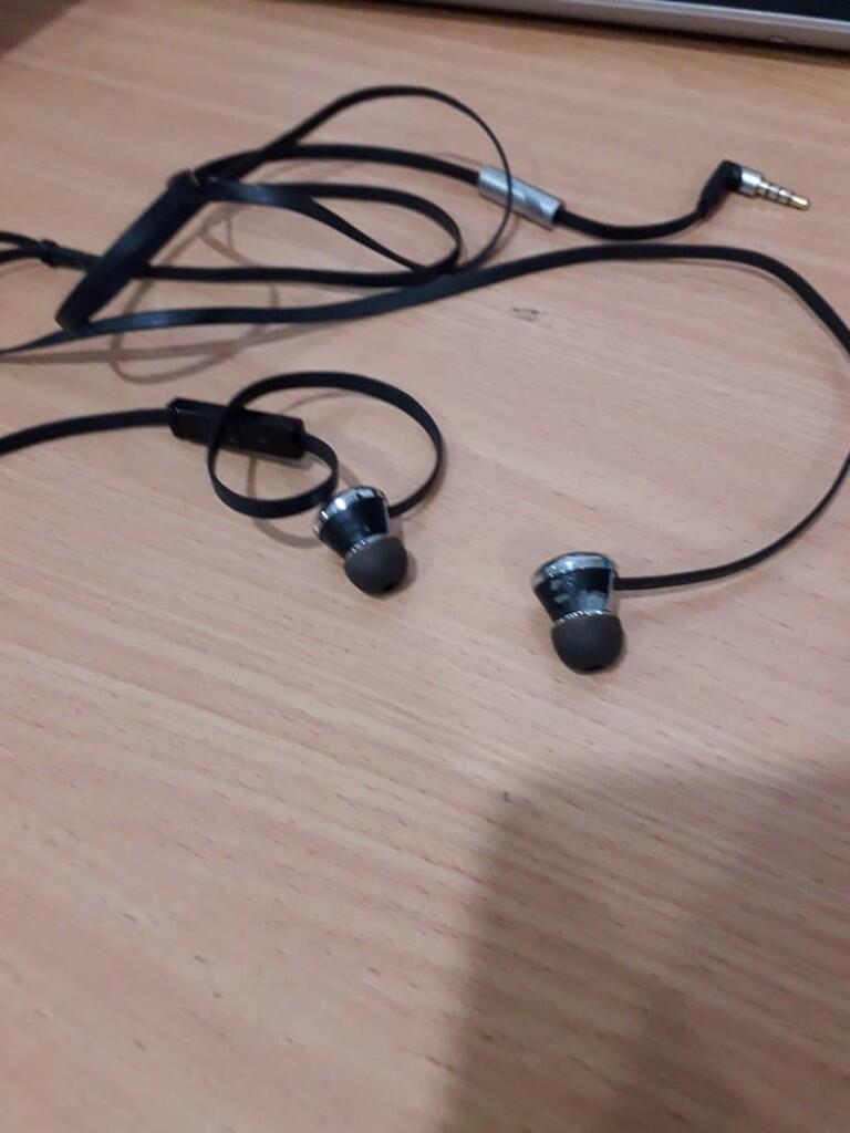 Hati-hati earphone bisa bikin infeksi telinga!!!!!!!!