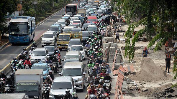 Anies Sengaja Kurangi Lajur Jalan Agar Warga Naik Angkutan Umum
