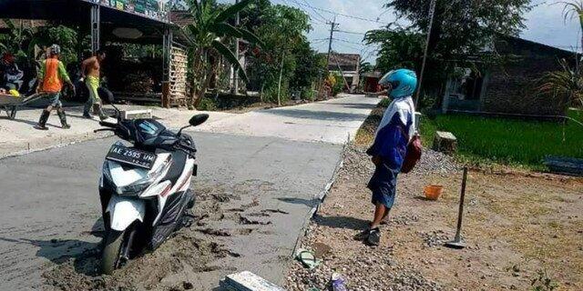 Viral Video Siswi Terobos Jalan Lagi Dicor, Motor Dibiarkan Jadi Monumen! Nangis Gak?