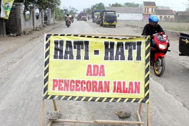 Viral Video Siswi Terobos Jalan Lagi Dicor, Motor Dibiarkan Jadi Monumen! Nangis Gak?