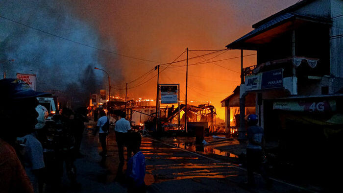Amuk massa di Penajam, permukiman warga dibakar