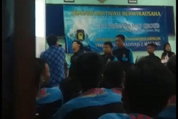 Siswa SMK Di Malang Kena Tampar Sang Motivator, Apa Jadinya Tuh ? 