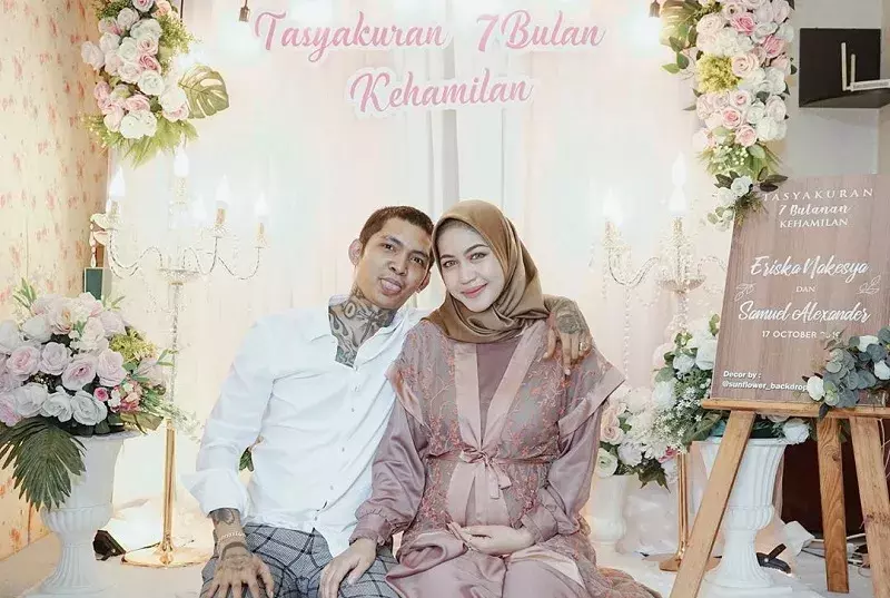 Istri Unggah Foto 7 Bulanan Pakai Hijab, Young Lex Mualaf?