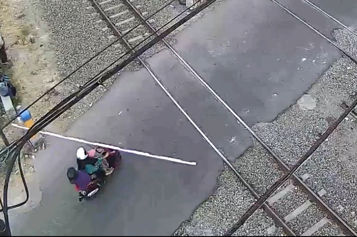 Emak-emak Nekat Terobos Perlintasan Kereta Api Hingga Palang Pintu Patah
