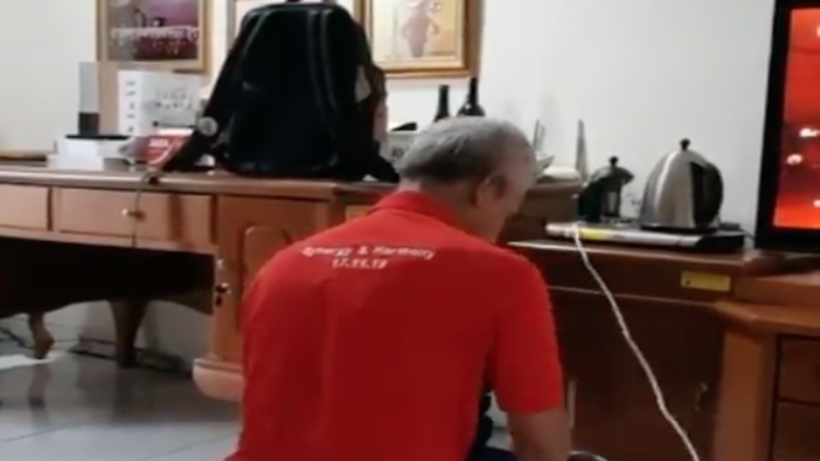 Hadiri Pelantikan Presiden Jokowi, Ganjar Setrika Baju Sendiri