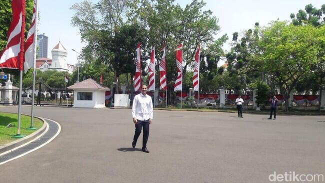 Berkemeja Putih, Nadiem Makarim Dipanggil Jokowi ke Istana