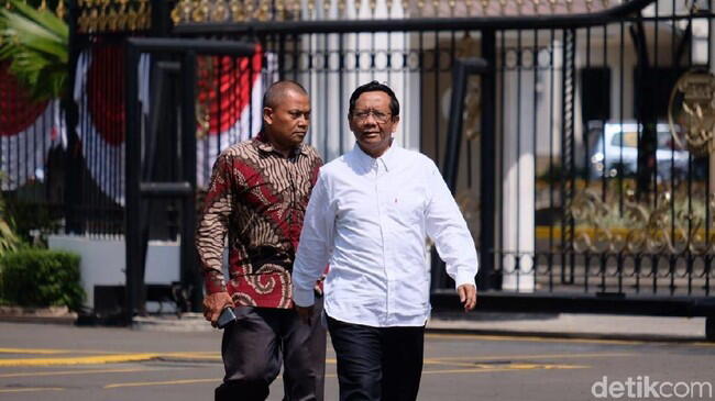 Pakai Kemeja Putih, Mahfud MD Hadir di Istana